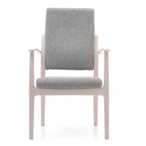 Stoel ouderenzorg licht houten frame met grijze bekleding