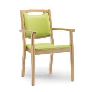 Senioren stoel snel leverbaar. Seniorenstoel care bruin hout met groen urine-werende bekleding