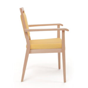 Stoel voor ouderen lichtbruin houten frame met gele urine-werende bekleding