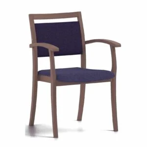 Seniorenstoelen op voorraad. Stoel met bruine armleuning en poten. Zorgmeubilair doet mensen veilig opstaan vanwege de lange armleuningen en de ergonomische zitting.