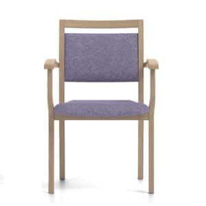 Senioren armstoel met bruin houten frame en paarse bekleding