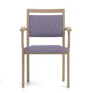 Senioren armstoel met bruin houten frame en paarse bekleding