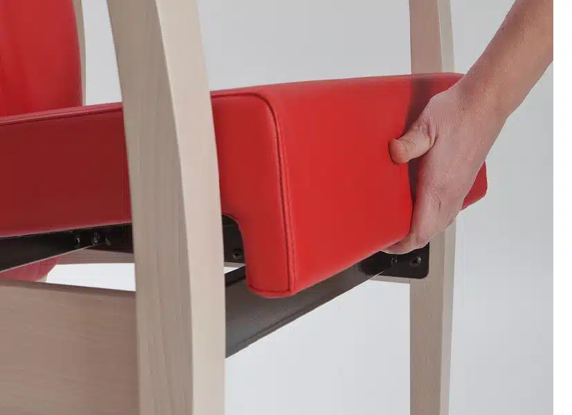 De instelbare zitting maakt het mogelijk dat zowel grote als kleine mensen er goed op kunnen rusten. De diepte is instelbaar tot 49 cm.