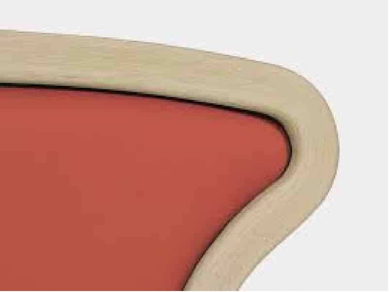 Lange armleuningen dat ergonomisch voorgevormd is, met overgrip aan het uiteinden van de leuningen. De armleuning heeft een hoogte van 67 cm.