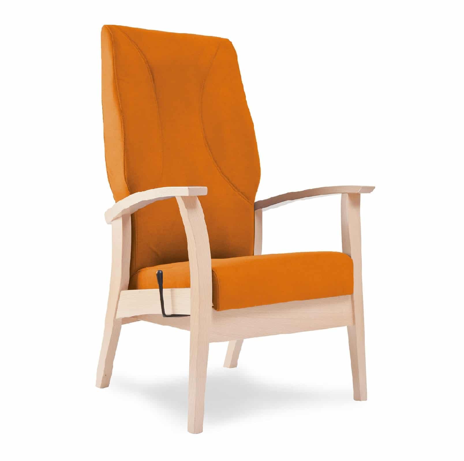 Relaxfauteuil voor ouderen oranje bekleding met bruin houten frame