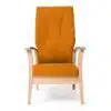 Relaxfauteuil voor ouderen oranje bekleding met bruin houten frame