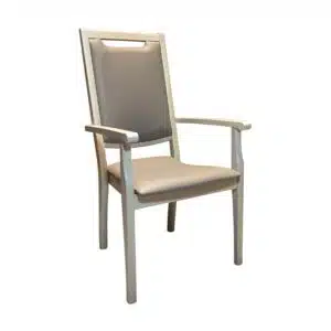 Seniorenstoel met extra greep voor aanschuiven.