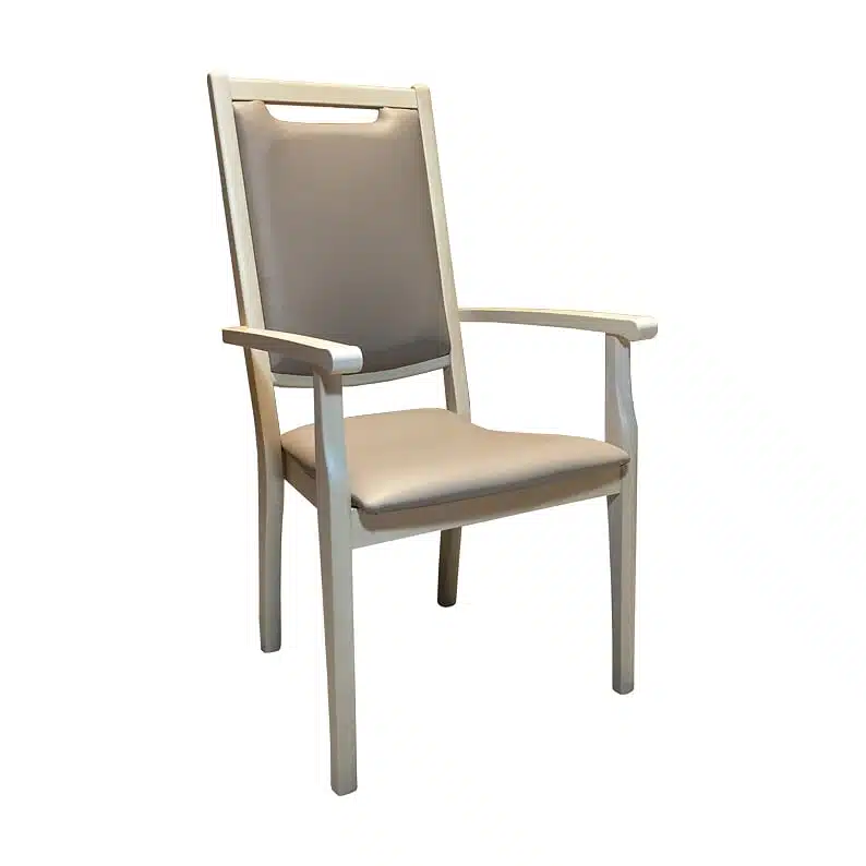 Seniorstoel op voorraad PP 2 Seniorenstoel met extra greep voor aanschuiven.