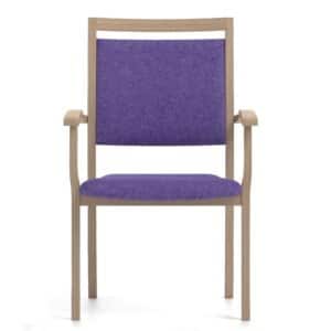 Stapelbare eetkamerstoel van hout over uitsparing aan de bovenkant, hoge rugleuning