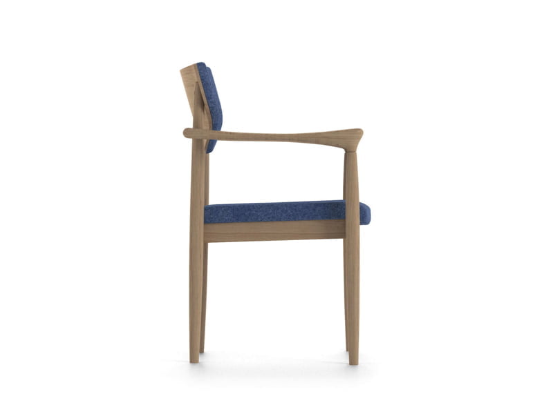 Ergonomische armstoel, met een zitbreedte van 61 cm en een zithoogte van 85 cm.