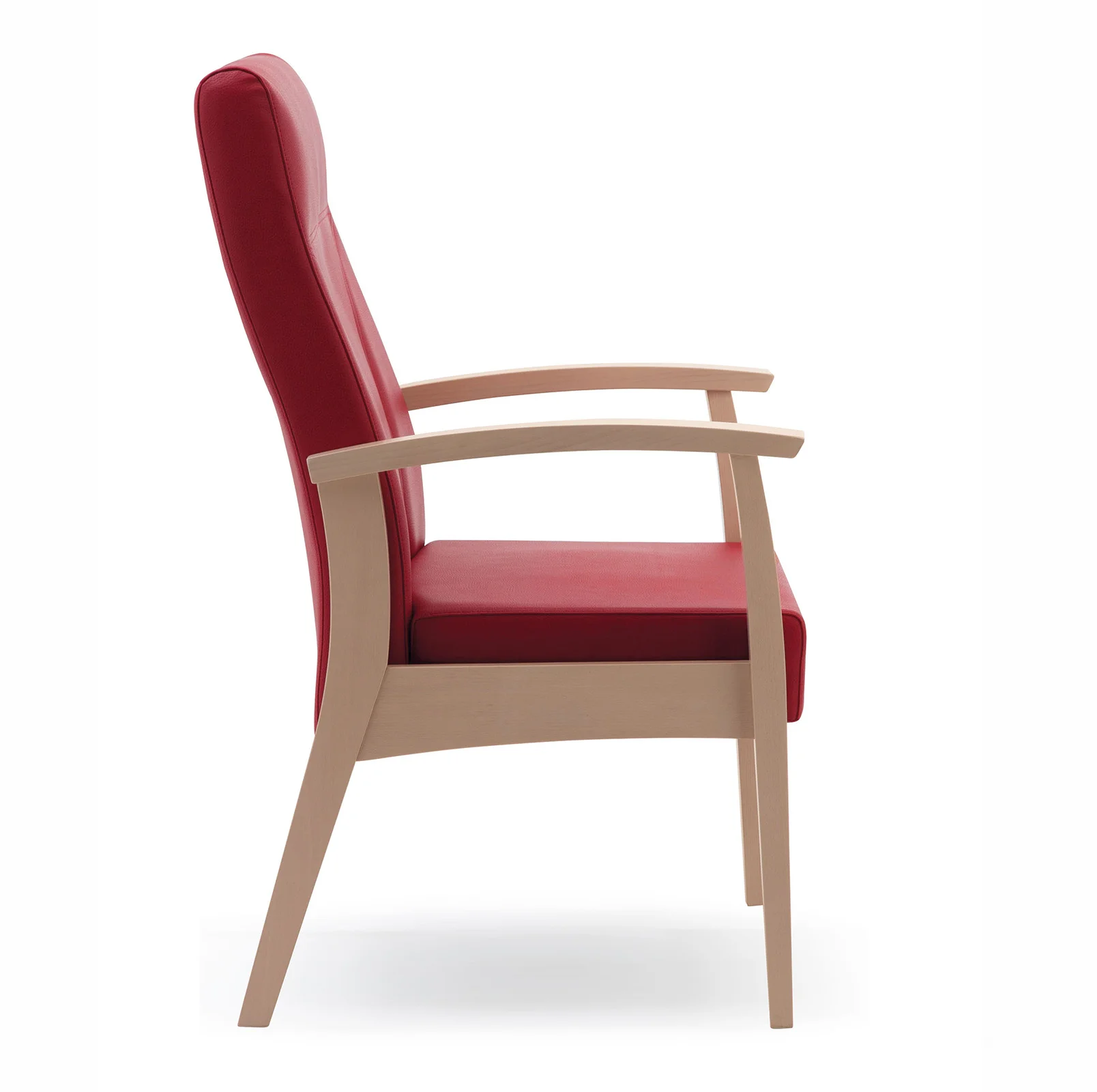 Rode obese stoel met licht eiken armleuning en poten