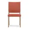 Stoel voor senioren met bruin hout en oranje bekleding