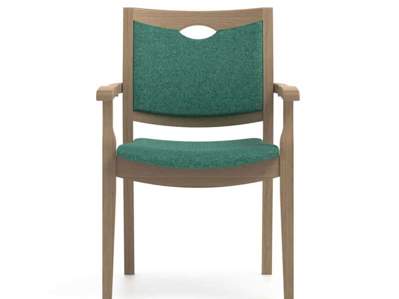Seniorenstoel met groene bekleding en houten frame.