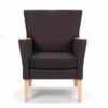brede fauteuil senioren houten frame met zwarte stoffering