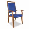 Seniorstoel op voorraad. Hoge eetkamerstoel Blauw Met bruine armleuning en poten. Hoge stoel voor ouderen