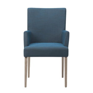 senioren stoel met ene blauwe stoffering en licht houten poten