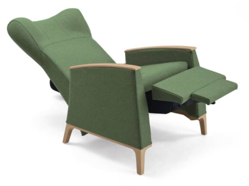 Relax stoel voor ouderen met groene stoffering verstelbare rug en voetsteun