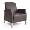 Relaxfauteuil voor in de zorg met bruine ureine-werende bekledingn en houten pootjes