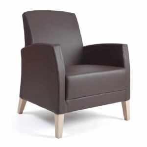 Relaxfauteuil voor in de zorg met bruine ureine-werende bekledingn en houten pootjes