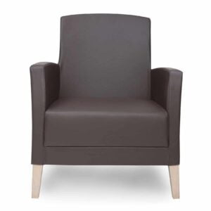 Relaxfauteuil voor in de zorg met bruine ureine-werende bekledingn en houten pootjes