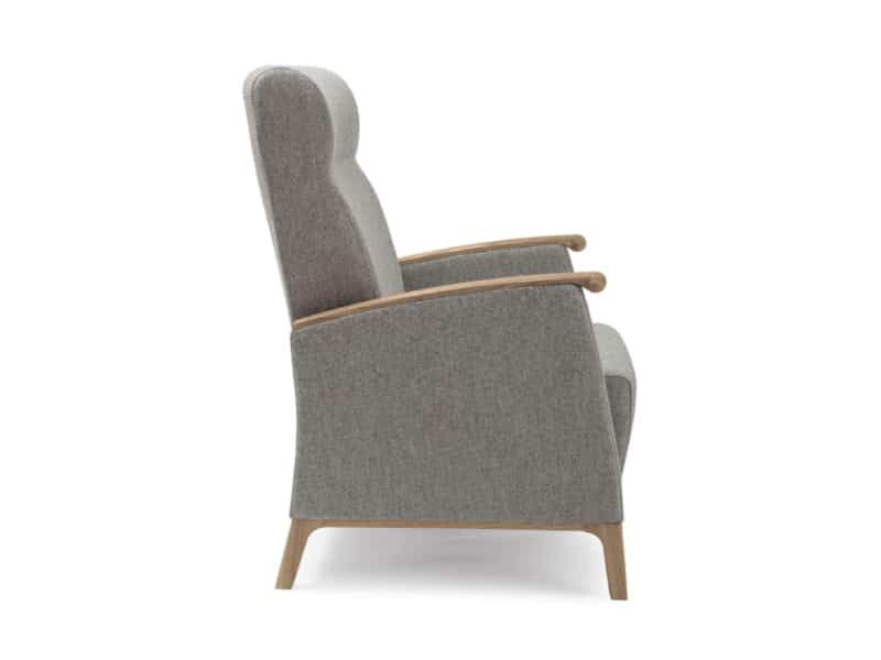 Senioren fauteuil zijaanzicht met grijze stoffering en hout frame