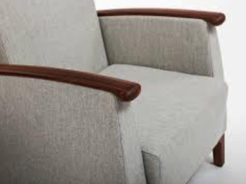 Senioren fauteuil armleuningen met donkerhout