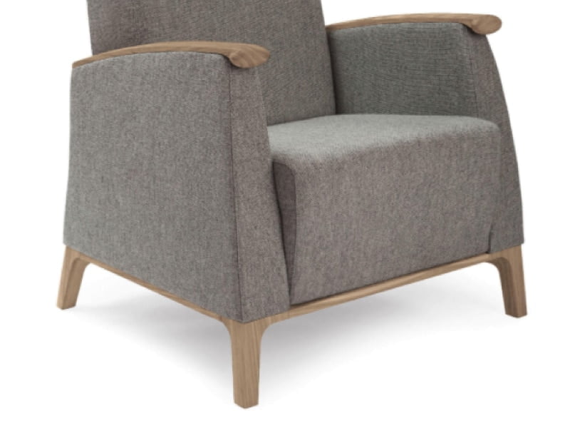 Senioren fauteuil zitting met grijze stoffering en houten frame