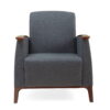 senioren fauteuil grijs met bruin houte armleuningen en poten