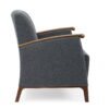 senioren fauteuil grijs met bruin houte armleuningen en poten