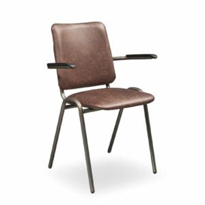 Industriële stoel met leer bruine bekleding met armleuningen en stalen poten