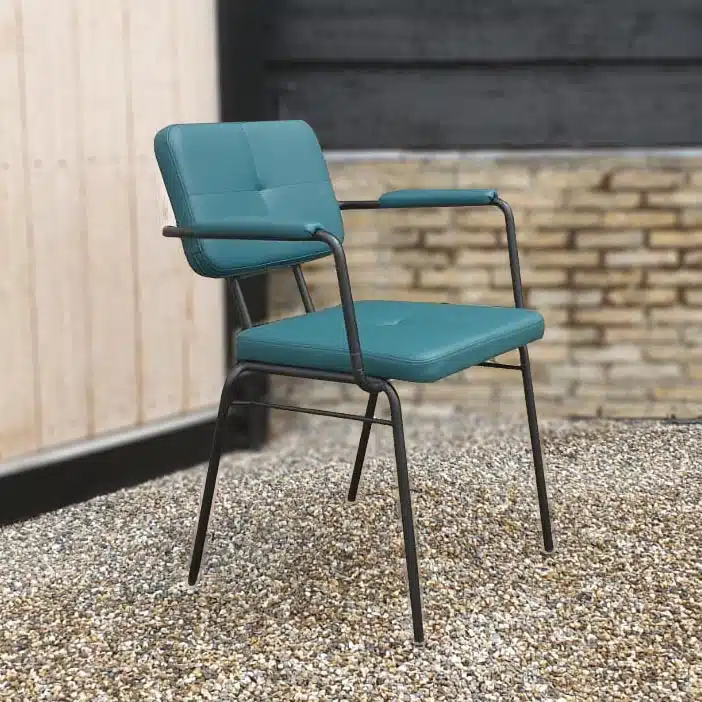 Stapelbare stoel in het blauw voor dagebestedingen