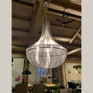 Grote chandelier lamp met een doorzichtige stof