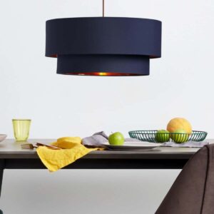 Grote blauwe hanglamp met bronse kleur in de binnenkant in de sfeer