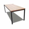 Stapelbare tafel met licht eiken tafelblad en een zwart frame