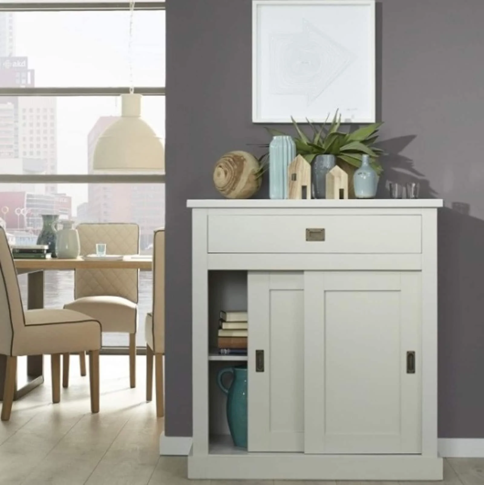 Sfeerbeeld Landelijke witten meidenkast met 1 laden en 2 deurs