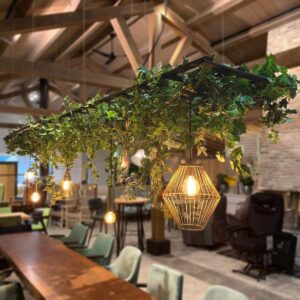 Zwart frame met bladeren erop en verschillende hang lampen eraan