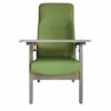Ergonomische fauteuil met hoge rug en eettafel