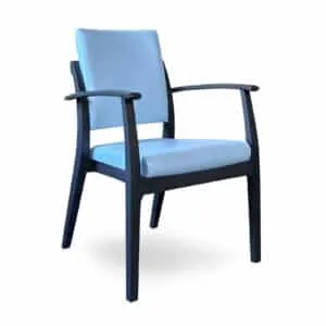 seniorenstoel met lichtblauwe bekleding met antraciet kleurig frame