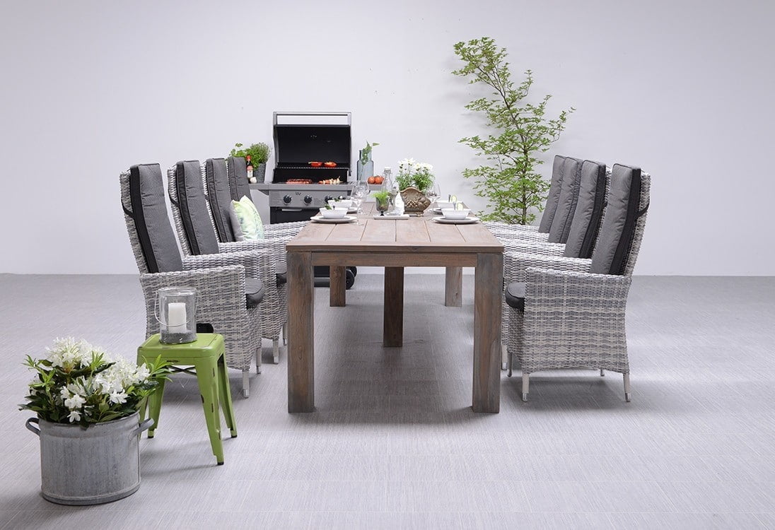 Senioren tuinstoelen Meerdere senioren eetkamerstoelen aan tafel