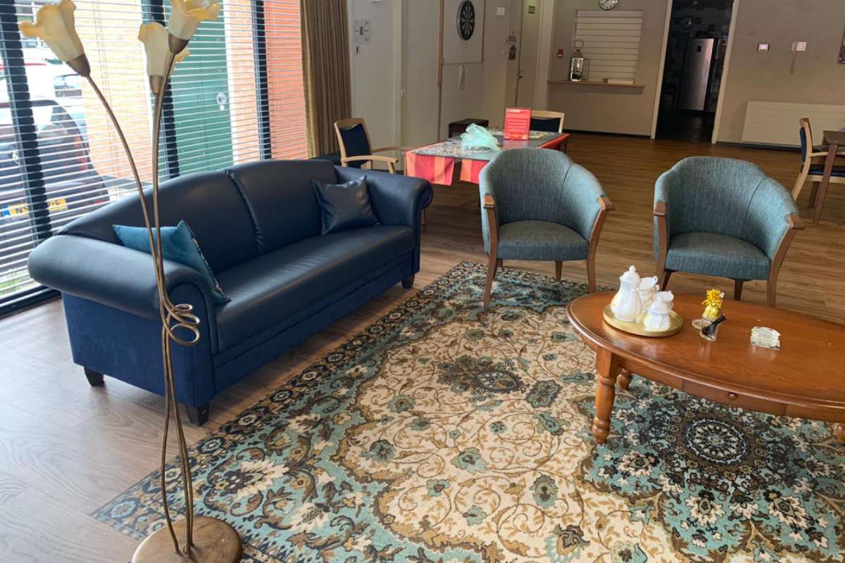 Twee banken en stoelen voor inrichting buurthuis