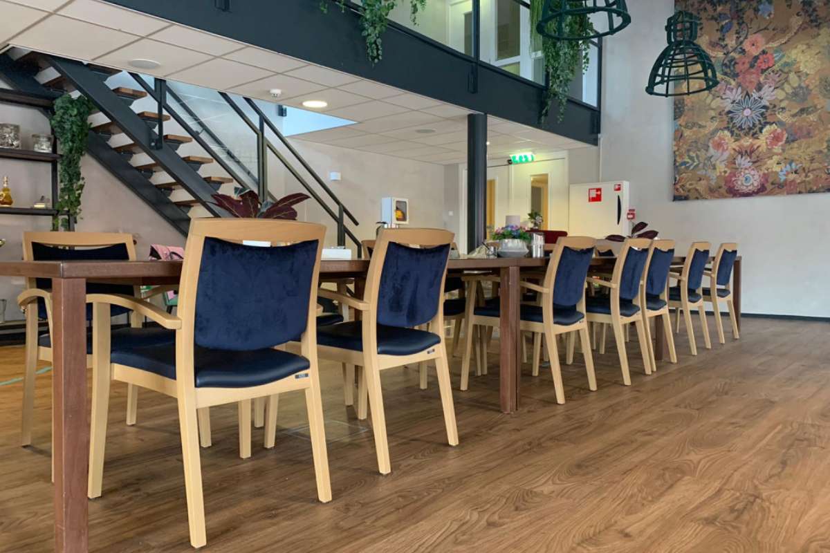 Rij stoelen voor senioren