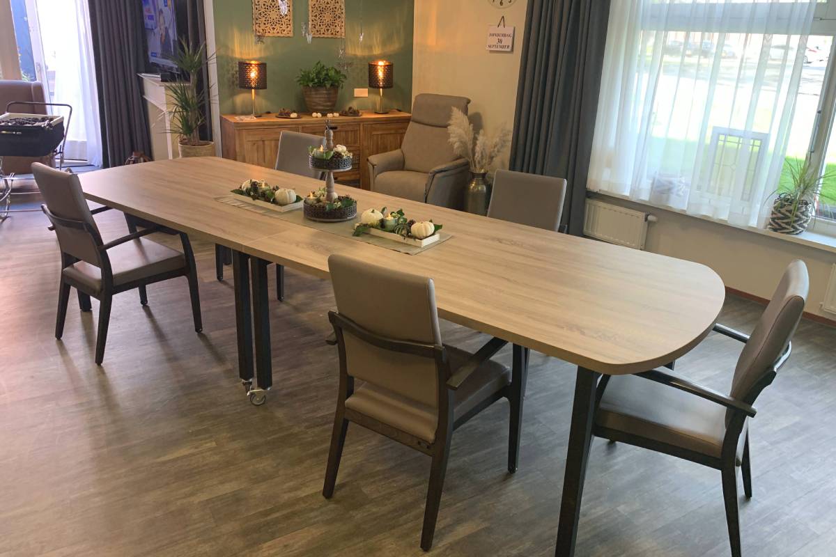 Verrijdbare tafel met dementie vriendelijke hoek