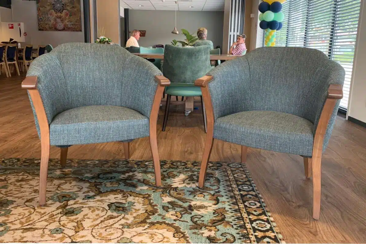 Twee kleine fauteuils voor ouderen