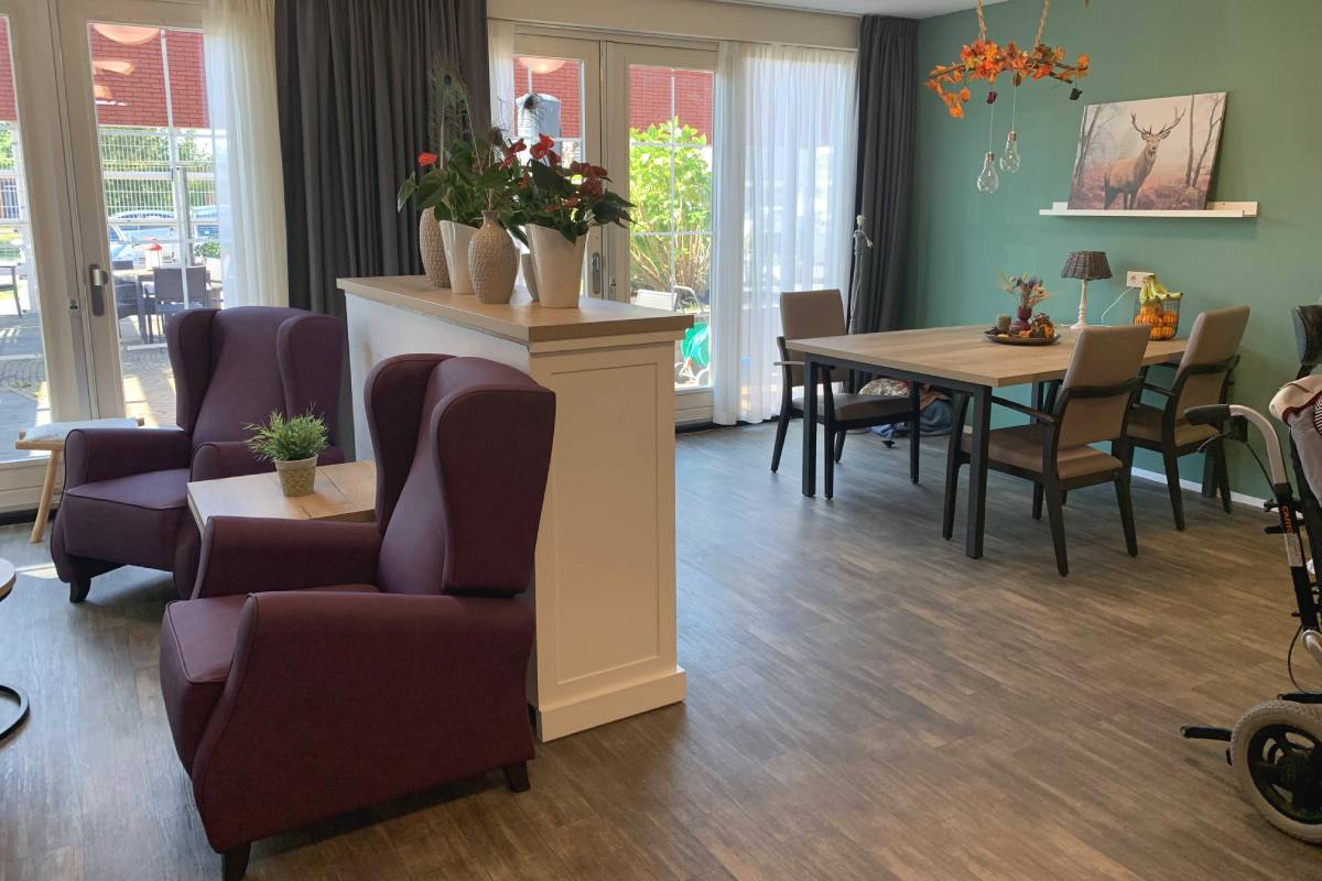 Zorginrichting bestaande uit fauteuils, stoelen en tafels