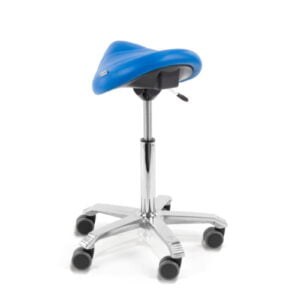 Blauwe zadelkruk op wielen