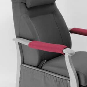 Stoel met gestoffeerde armleuning