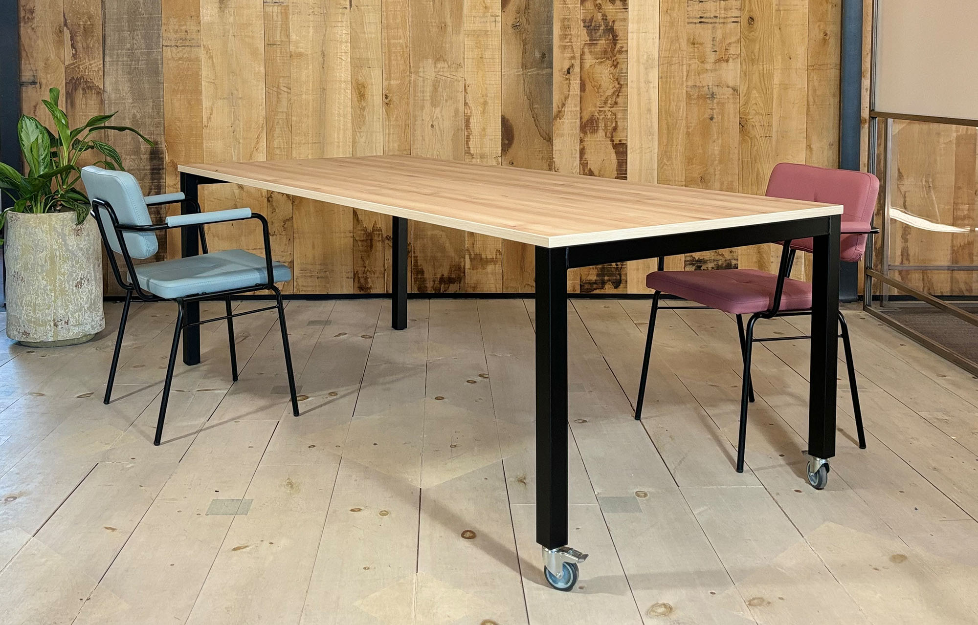 Zorgtafel Sensi met wielen en zorgstoelen