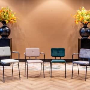 Stapelbare gestoffeerde zorgstoelen met en zonder armleuningen