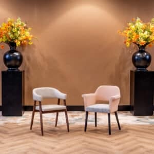 Restaurantstoelen bekleed met kunstleder en houten frame