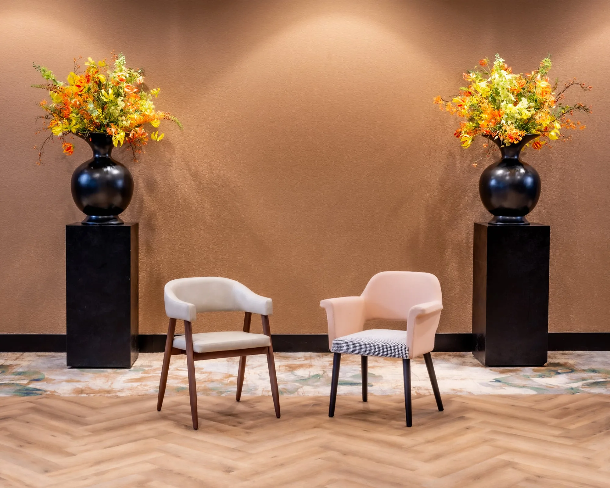 Restaurantstoelen bekleed met kunstleder en houten frame